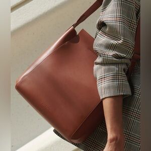 Rare Find: Everlane Form Bag: Timeless Sleek Leather Tote, Like-New Condition!
